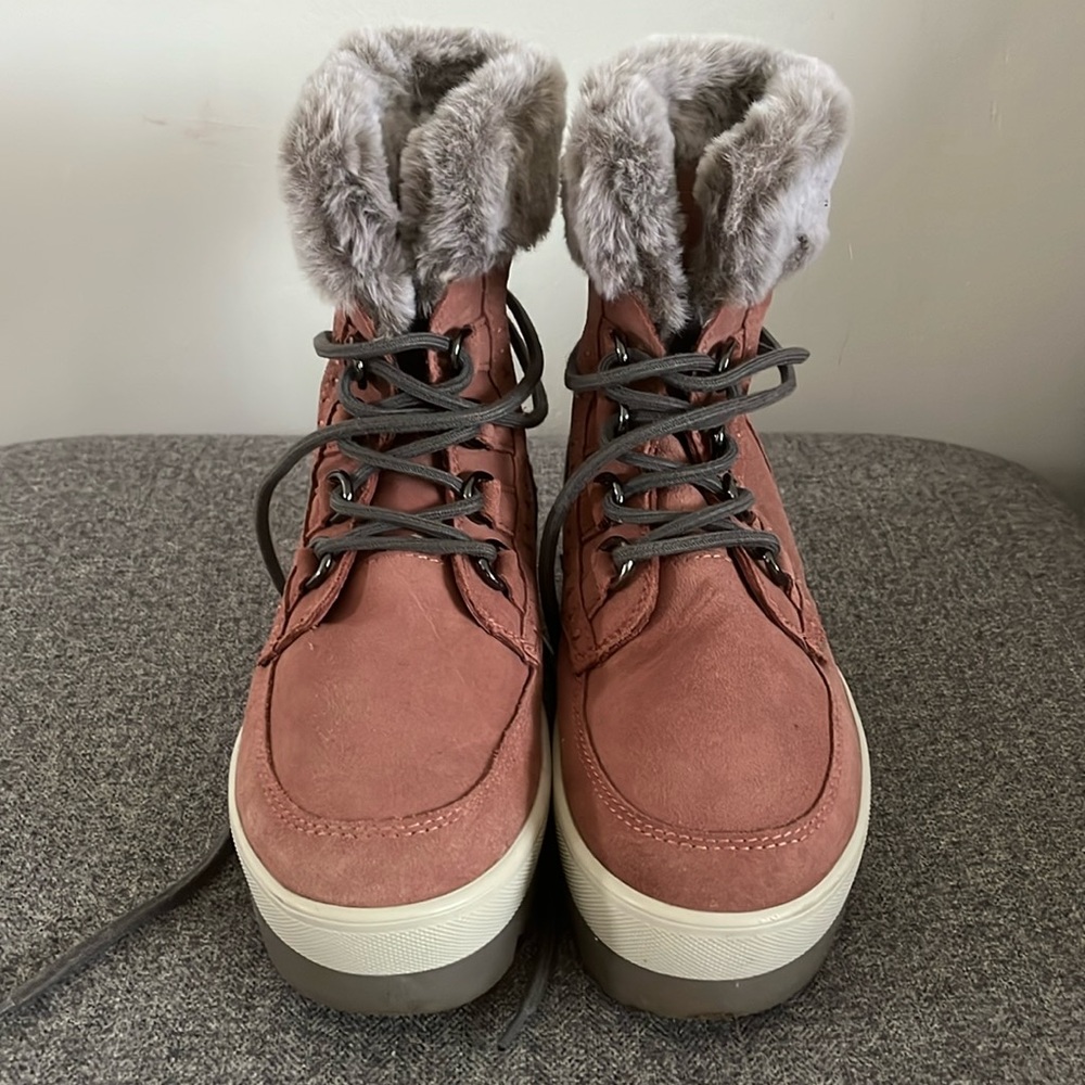 Gently used COUGAR Women's Waterproof Mid-Calf Boots. In great condition!